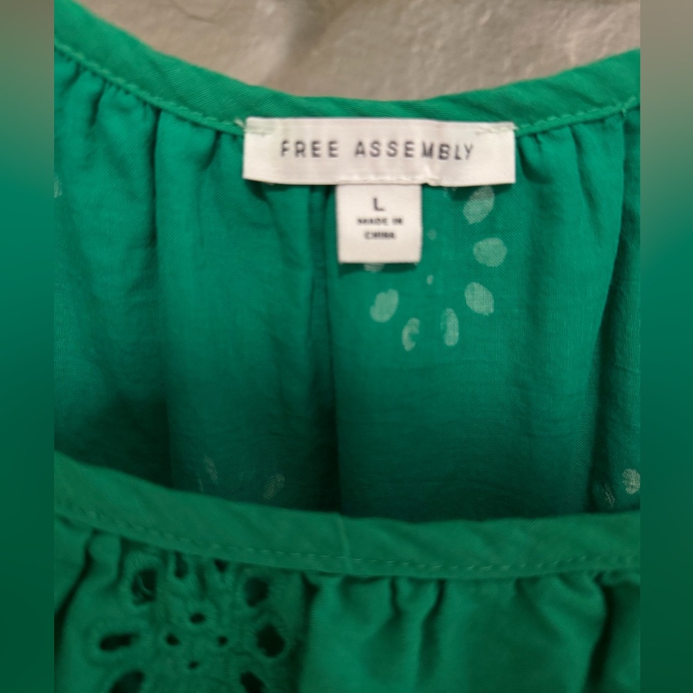 Chic Green Eyelet Midi Dress - Picture 3 of 4